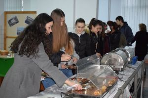 Soluţie inedită la Colegiul „N.V.Karpen”: Bufet suedez, la micul dejun, pentru elevii căminişti
