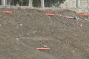 Tablou cu ţevi duc direct în lacul Colibiţa. Comisia  înfiinţată în 2014 să facă ordine a tăiat frunze la câini