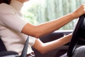 Femeie fără permis, prinsă la volanul unei maşini neînmatriculate