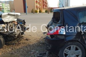 Imagini de la eveniment. Accident rutier in lant in statiunea Mamaia, langa Hotel Astoria. Trei autoturisme, implicate. O tanara a fost ranita (galerie foto+video)      