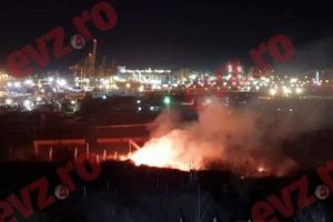 Incendiu periculos pe valea portului, la Constanţa
