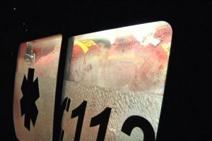Un bărbat beat a căzut peste focul pe care îl făcuse în grădină