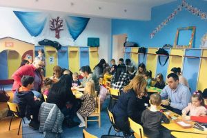 Preşcolari din Suceava, Botoşani şi Iaşi oferă mărţişoare confecţionate de ei