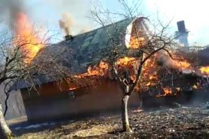 Gospodărie mistuită de flăcările pornite de la „curăţenia de primăvară” din grădină