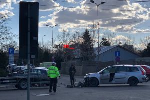FOTO. Impact între două maşini în centrul Sătmarului. Un tânăr a fost rănit. Ce spune Poliţia