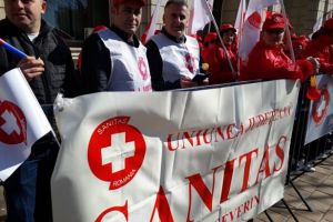 Angajaţii din sănătate protestează în faţa Ministerului Finanţelor