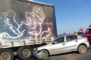 Accident pe DN 79, în Ciumeghiu: Un autoturism s-a izbit cu un TIR (FOTO)