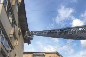 Slobozia: Jgheab desprins de pe acoperişul unui bloc