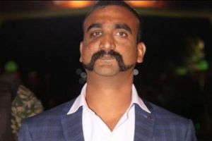 Conflictul dintre India şi Pakistan creează a nouă modă masculină. Mii de indieni copiază mustaţa unui pilot militar doborât de Pakistan 
