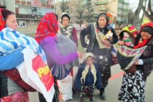 FOTO. Cerşetorii au împânzit străzile oraşului. Poliţiştii locali, nevoiţi să-şi intensifice acţiunile