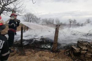 Pompierii, chemati la un incendiu in judetul Tulcea. Exista pericol de propagare la o casa 
