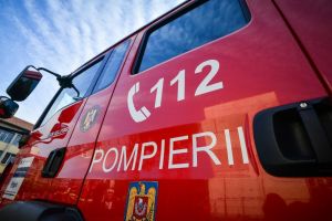 UPDATE Maşină în flăcări la Mediaş – Intervin pompierii