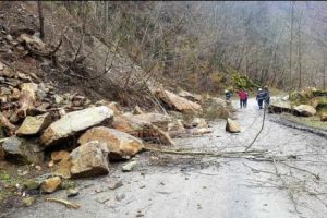 Masive alunecări de teren pe DN10 Buzău-Braşov. Circulaţia este restricţionată