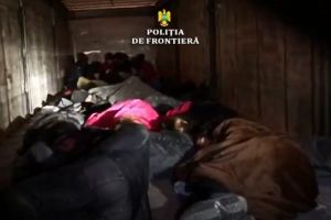 Descoperire a poliţiştilor de la ITPF Oradea: Peste 30 de migranţi, ascunşi într-un tir cu vopsele (VIDEO)