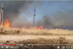 Incendii puternice in mai multe localitati din Prahova. Vantul ingreuneaza misiunea pompierilor