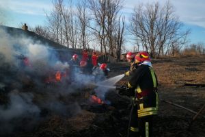 Incendiu in judetul Tulcea. Grajd, cuprins de flacari (galerie foto) 