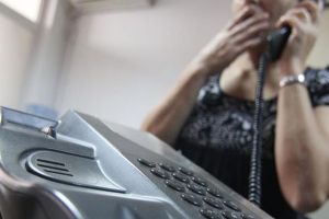 Bătrânică din Tălmaciu înşelată prin metoda „accidentul” – A dat mii de dolari unui fals procuror