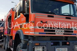 Pericol major in judetul Prahova. Incendiul ameninta un depozit de butelii, un abator, locuinte si fabrica de geamuri