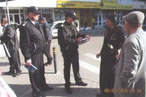 Au aruncat pe jos mucuri de ţigară şi coji de seminţe şi au primit amendă de 2.000 de lei