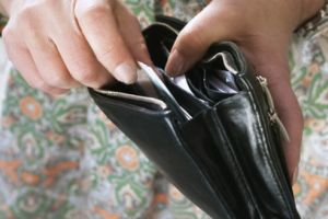Portofel cu bani găsit de o luduşeancă şi predat la Poliţia Locală!