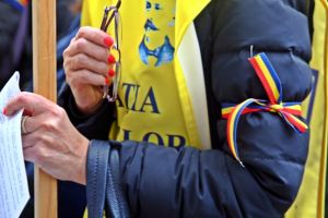 Protest cu banderole tricolore a zeci de profesori din Timiş. Vor un spor de 10 la sută