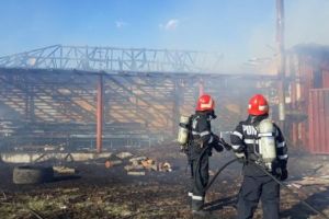 La un pas de TRAGEDIE la Călineşti. INCENDIU lângă staţia GPL!