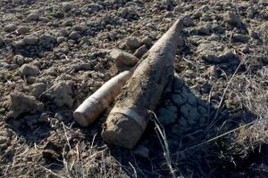 FOTO: Mai multe bombe, scoase la suprafaţă pe un teren agricol din Sihlea