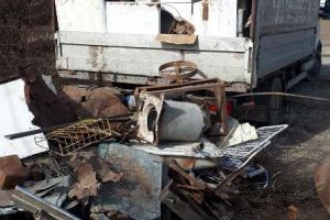Aproape o tonă de fier vechi transportată ilegal, confiscată de poliţişti
