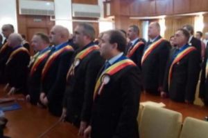Breaking News! Tăieri consistente de salarii pentru funcţionarii din primării. Când intră în aplicare decizia şi ce vor face primarii
