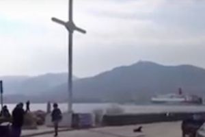 În Grecia au fost arestaţi 36 de localnici. Motivul? Au ridicat o cruce pentru a speria migranţii. Video în articol