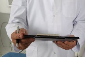 Medicul bătut s-a plâns la Parchet