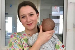 O studentă, mamă de împrumut pentrui copii abandonaţi la Pediatrie