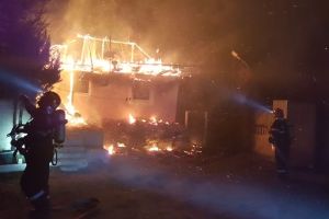 FOTO Locuinţă mistuită de flăcări joi dimineaţă la Tălmaciu