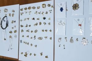 Bijuterii din metal galben, fara documente legale, confiscate de politistii de frontiera in P.T.F. Vama Veche