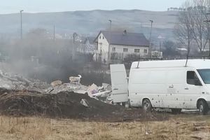 FOTO/ VIDEO: Demonstraţie de nesimţire, la Alba Iulia – Gunoi aruncat pe câmp, dintr-o maşina şi apoi incendiat