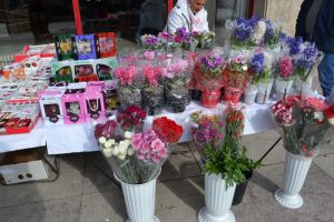 Trei standuri de flori în cartiere, de 8 Martie