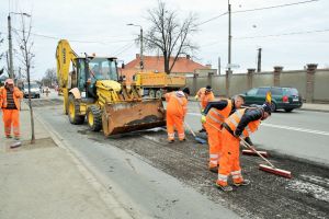 FOTO. A început plombarea drumurilor din Satu Mare