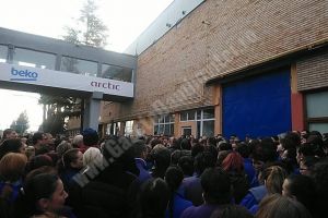 Protest spontan la Arctic Găşti. Oamenii au oprit lucrul
