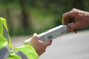 Un minor beat s-a urcat la volan şi a intrat cu maşina într-un gard