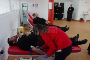 Preoţi, studenţi şi motociclişti au fost ieri în prima linie a donatorilor de sânge, la ...