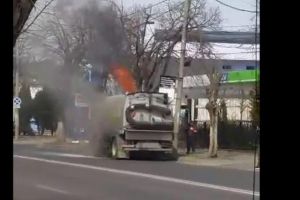 O masina de gunoi ROSAL a luat foc, in cartier Albert, langa OMV
