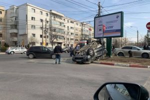 Accident in Ploiesti, in intersectia de la Paltinis. O masina s-a rasturnat