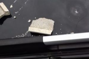 Baia Mare: O angajata de la Finante s-a trezit, astazi, cu masina avariata. Bucati de tencuiala s-au desprins de pe cladire. Criminalistii au fost la fata locului