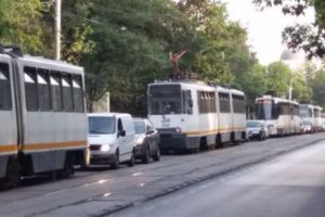 Linia tramvaiului 41, BLOCATĂ. MII de CĂLĂTORI din Capitală, FĂRĂ posibilitatea de a se adăposti de FURTUNĂ