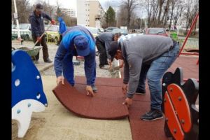SGU monteaza “covoare antitrauma” la locurile de joaca din zona Cameliei din Ploiesti