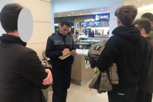 Elevi care chiuleau de la ore, depistaţi la mall de poliţişti