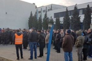 Românilor le-a ajuns cuţitul la os. Muncitorii de la mai multe fabrici din ţară au decis să facă grevă. Care sunt problemele acestora