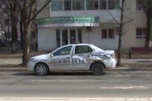 FOTO-ULTIMĂ ORĂ: Maşină de poliţie, lovită de un TIR în giratoriul de la Comcereal