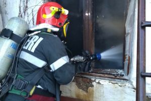 Incendiu puternic la Salonta: O bună parte dintr-o casă a fost distrusă, de la o lumânare (FOTO)