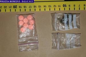 FOTO-VIDEO-ULTIMĂ ORĂ: Poliţiştii din Vrancea au prins doi bărbaţi care încercau să vândă cannabis şi ecstasy tocmai la Bistriţa Năsăud